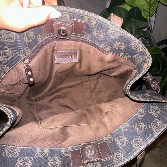 Loewe Anagram Shoulder Bag with COA & generic dustbag - Picture 16 of 16